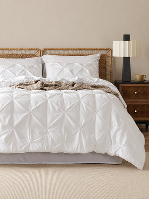 3-Piece Pinch Pleat Bedding Set – Cloud-Like Softness, Breathable Comfort & a Cozy, Inviting Bedroom