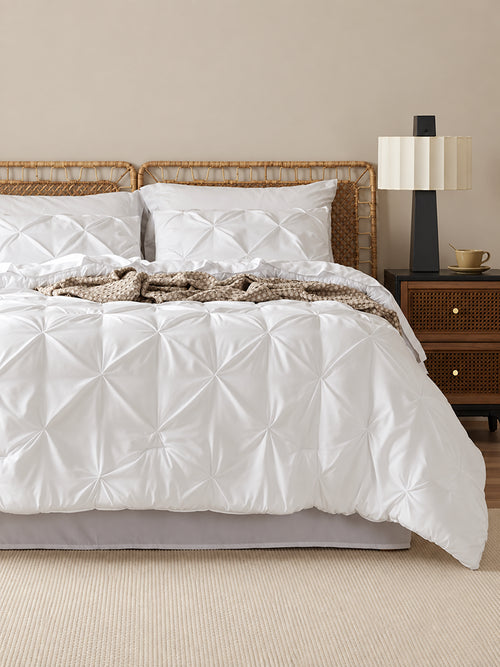3-Piece Pinch Pleat Bedding Set – Cloud-Like Softness, Breathable Comfort & a Cozy, Inviting Bedroom